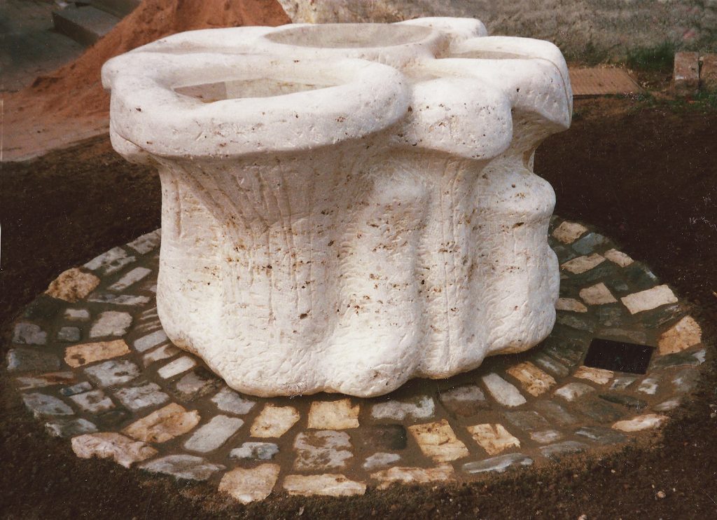 Dorfbrunnen-Pfifferlinge-Jurakalkstein-von-Roland-Vogel
