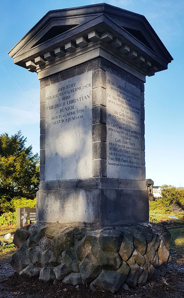 Grabdenkmal restauriert